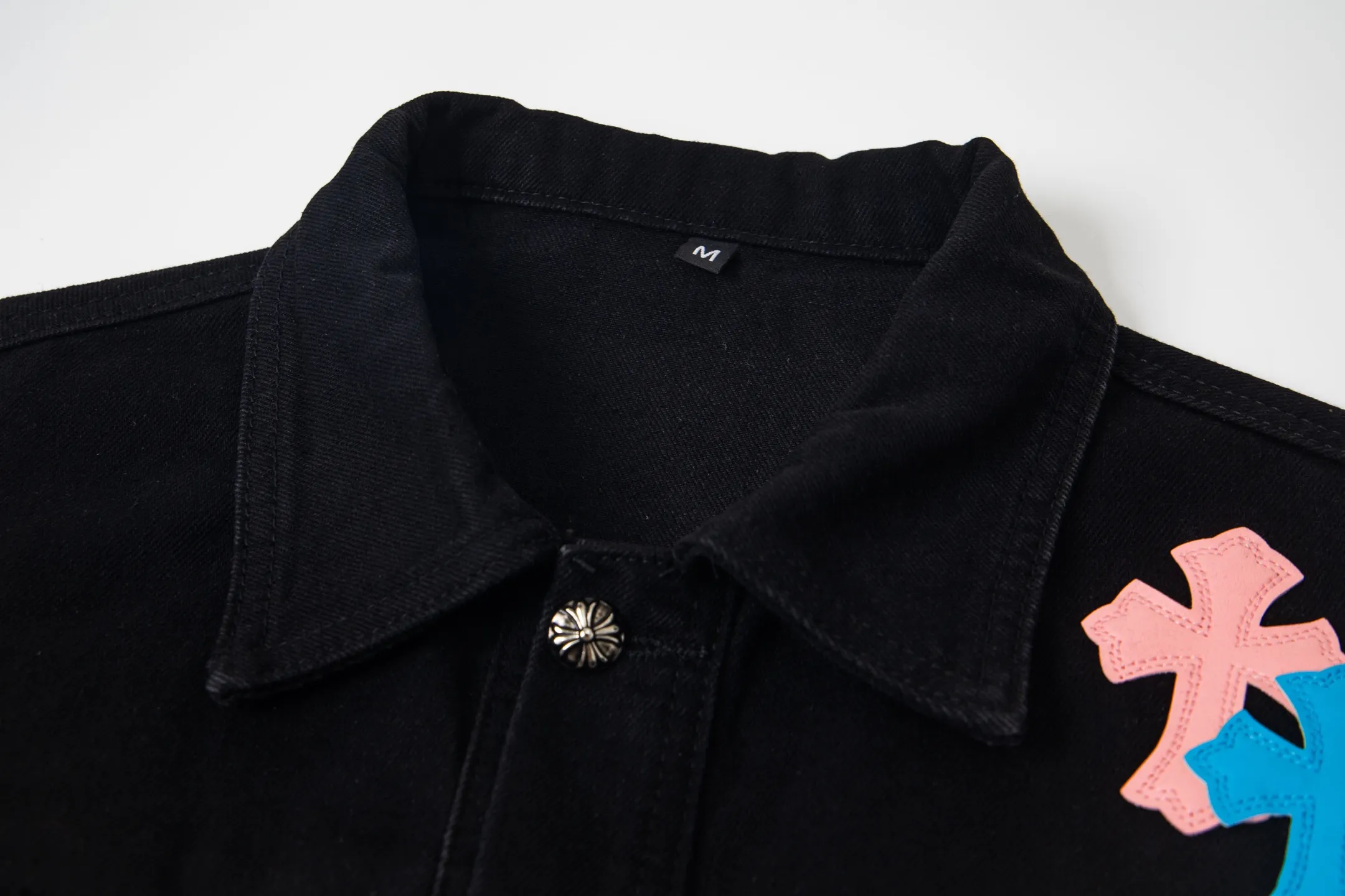 P280 Chrome Hearts Chrome Hearts heavy-duty denim jacket with rivets and multiple farts. The same model as the Internet celebrity star. The cross-printed denim jacket has a unique cross design element and is full of design. It is made of 100% denim cotton fabric with heavy coarse yarn count, which ensures a stiff and tough silhouette while being soft, comfortable and breathable. The lapel is designed with silver buttons and is full of texture. The classic white cross logo is all over the dress, making it a perfect versatile style for spring and summer! The original loose version is made of high-quality pure cotton fabrics. The fabric pattern is high-definition and delicate without burrs. It is comfortable and breathable to wear. All the buttons are molded and customized. It is casual and fashionable and can be matched with any bottoms. It can be windproof and sunproof in spring and summer. It can be worn outside in autumn and winter! Easily concave shape makes you look slimmer and taller, perfect for both men and women! Style number: 1764# Color: Black Size: S M L XL